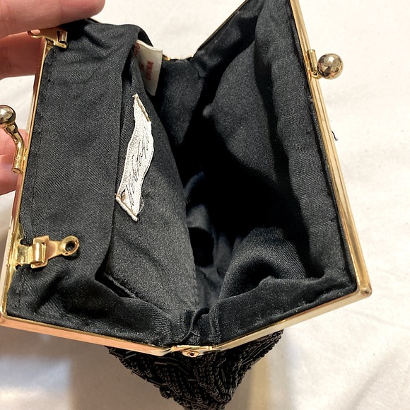 SOLD :: Vintage Lord & Taylor Beaded Clam Clutch - Picture 5 of 6